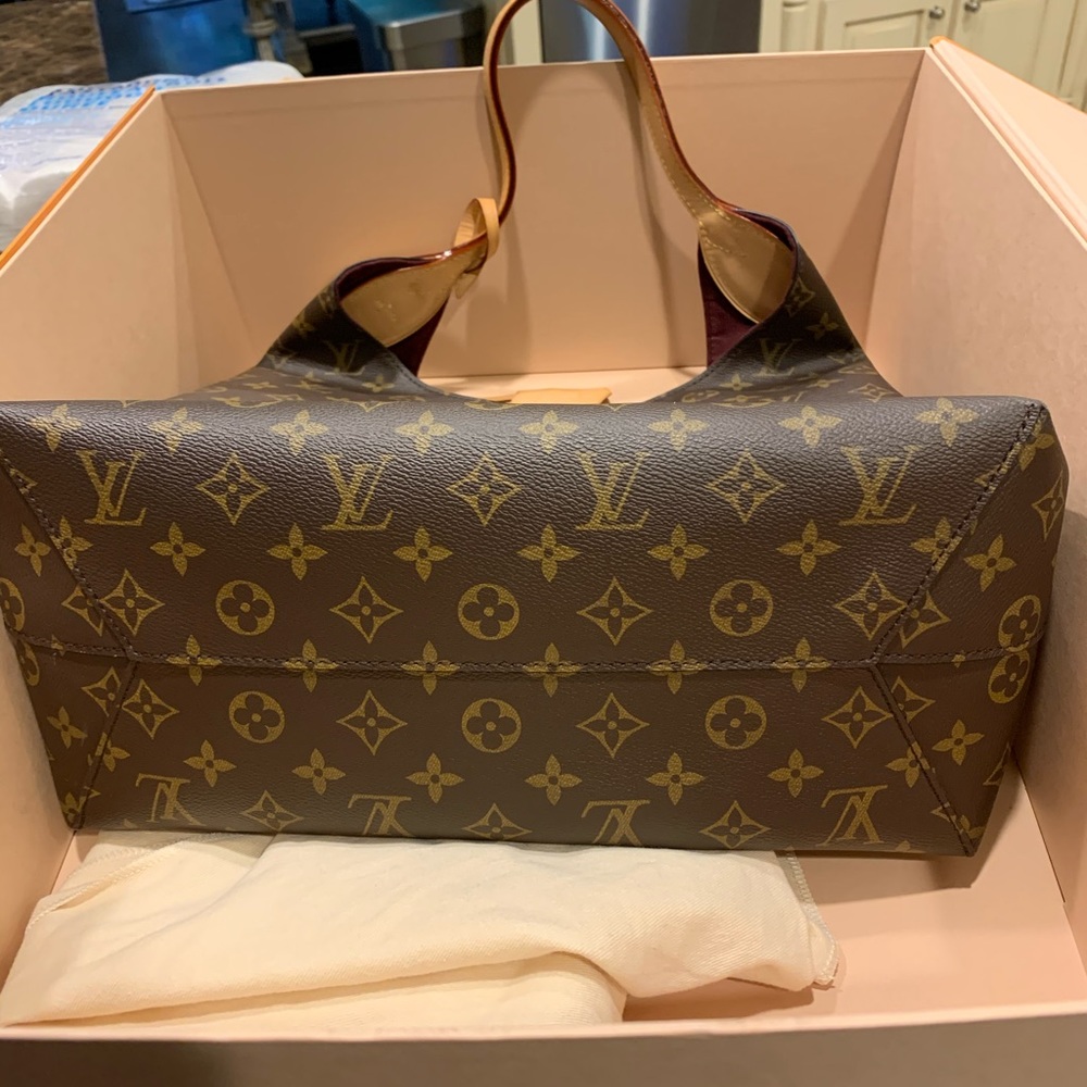 Louis Vuitton - Picture 2 of 6